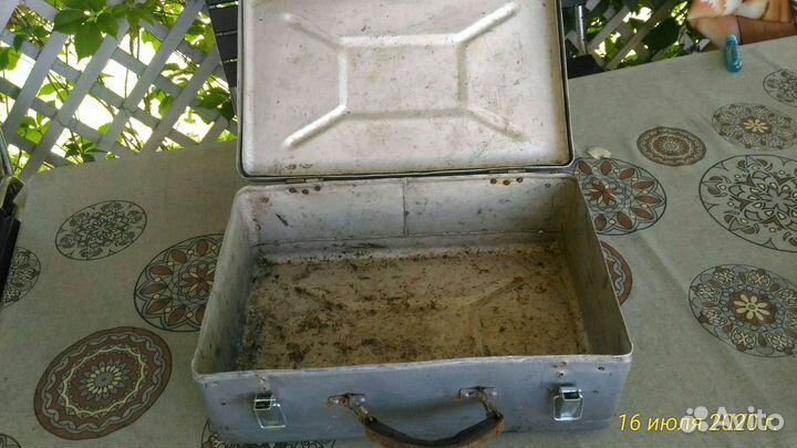 Алюминиевый чемодан