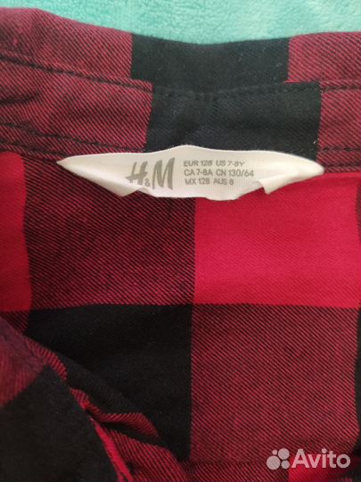 Рубашка красная в клетку, брюки красные, футболка