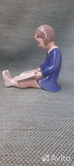 Статуэтка девочка с книжкой, Дания