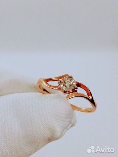 Золотое кольцо с камнем 16р
