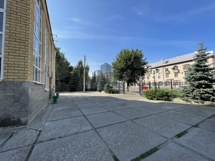 3 эт-жа в отдельно стоящ. зд-нии 1900м2