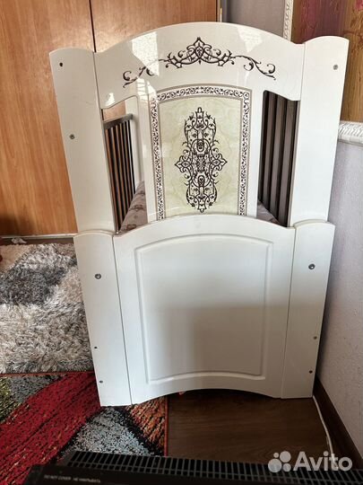 Детская кроватка с маятником