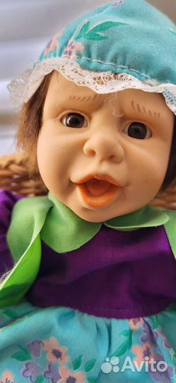 Кукла с человеч.мимикой в плетеном кресле