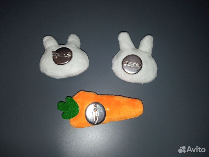 Значки Зайка Морковка плюшевые мягкие