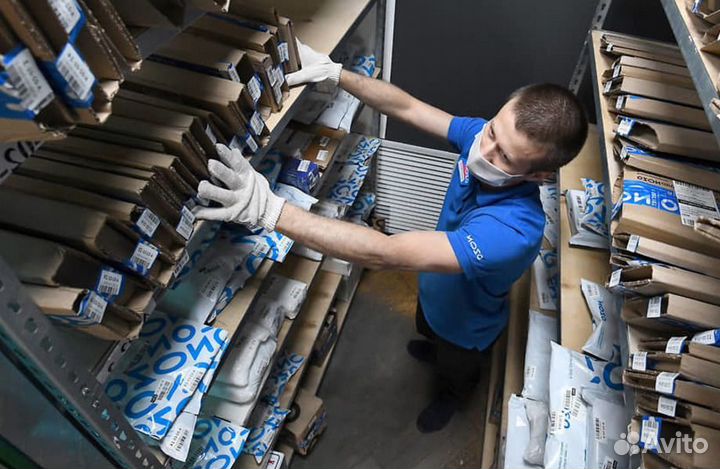 Сотрудник пункта выдачи заказов