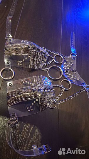 Прозрачный лиф из винила со стразами и шипами