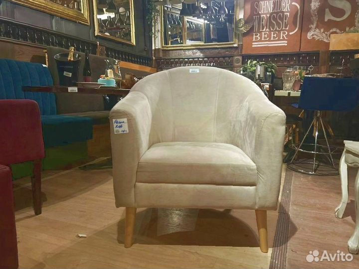 Кресло из велюра на ножках