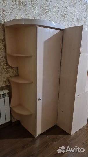 Двухъярусная кровать со столом и шкафчиками