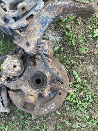 Поворотный кулак Ниссан primera p10