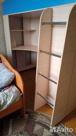 Детская кровать чердак со столом и шкафом