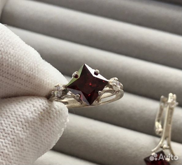 Серебряный комплект. иск Гранат. Новое украшение