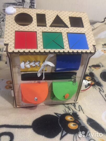 Развивающий Бизиборд домик