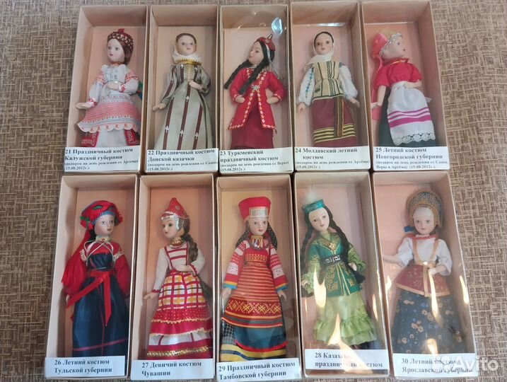 Коллекция фарфоровых кукол в народных костюмах