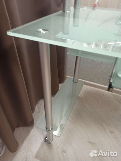 Компьютерный стол стеклянный
