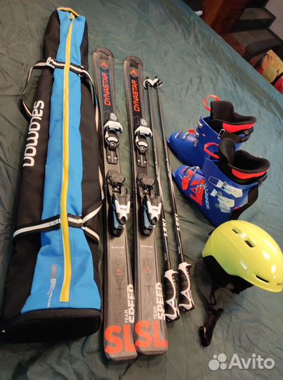 Горные лыжи, палки, ботинки и шлем