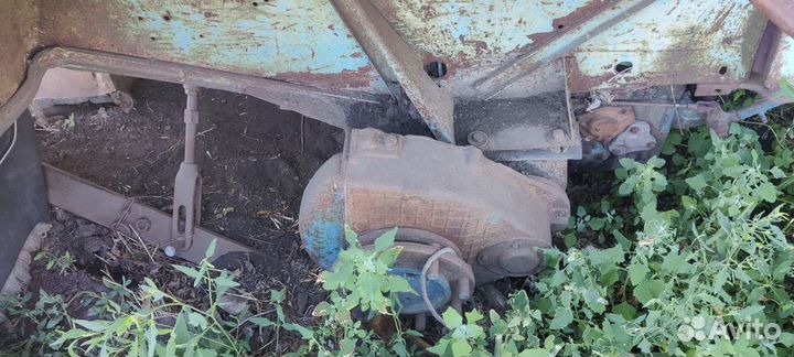 Задний мост от трактора Т-40,кабина,кпп
