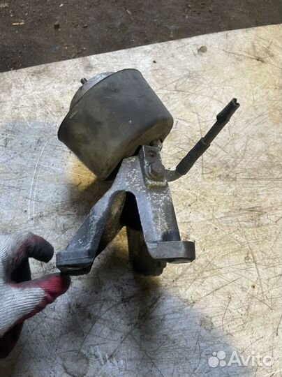 Кронштейн двигателя левый 8E0199307E