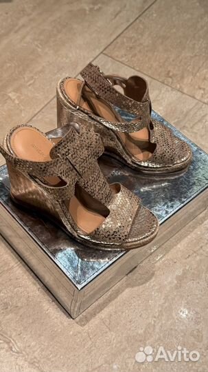 Босоножки на танкетке Sergio Morisson