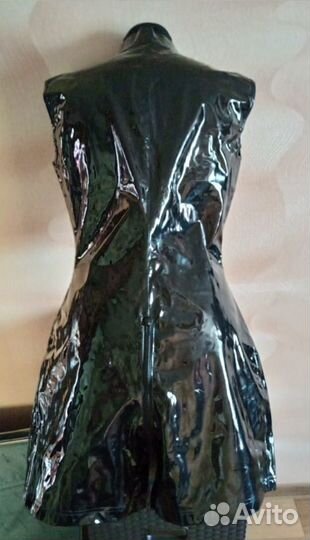 Лакированный короткий эротический комбинезон