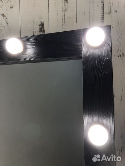 Гримерное зеркало с лампочками