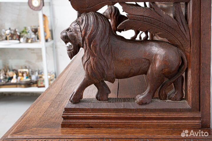 Антикварный буфет в охотничьем стиле