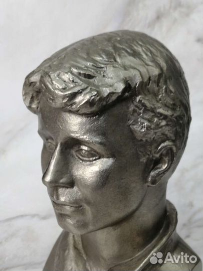 Бюст Сергея Есенина