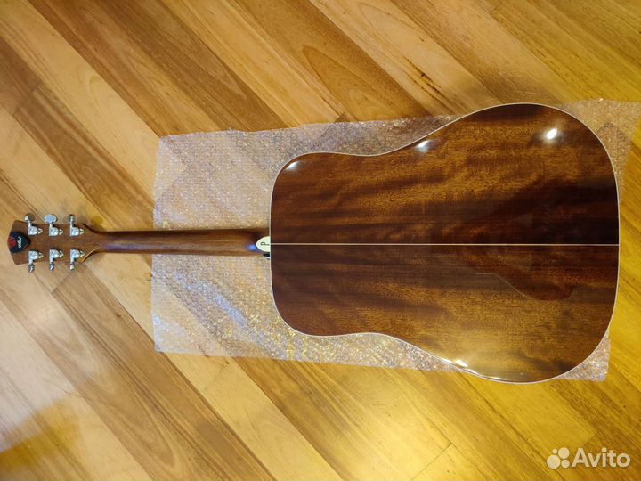 Акустическая гитара из массива Parkwood S61