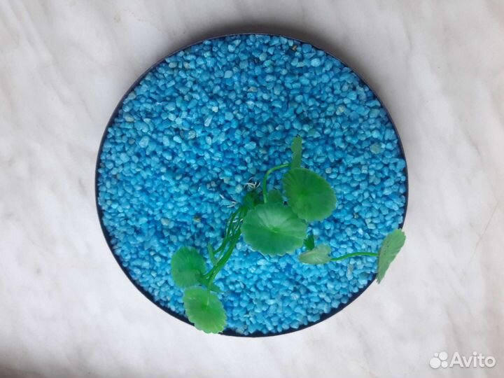 Камешки в аквариум с искусственным растением