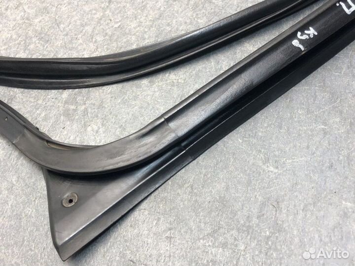 Уплотнитель двери передний правый Nissan Cube 1