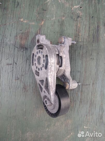 Натяжной ролик VW Passat b6 BKP tdi 2л