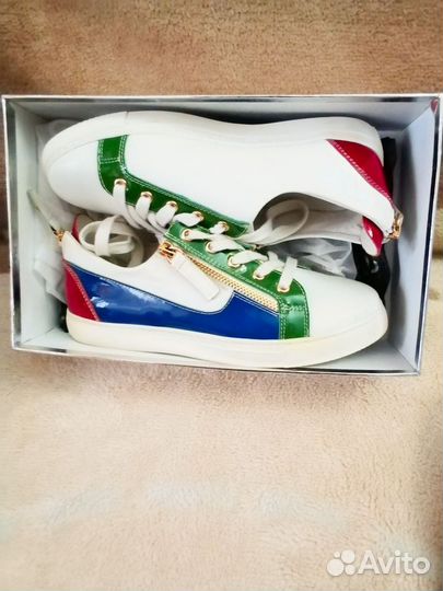 Кроссовки женские