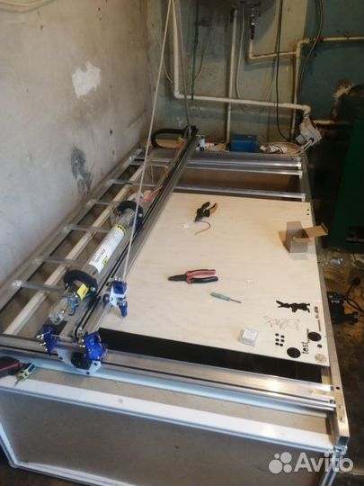 Лазерный CO2 станок, рабочее поле 1550х840мм