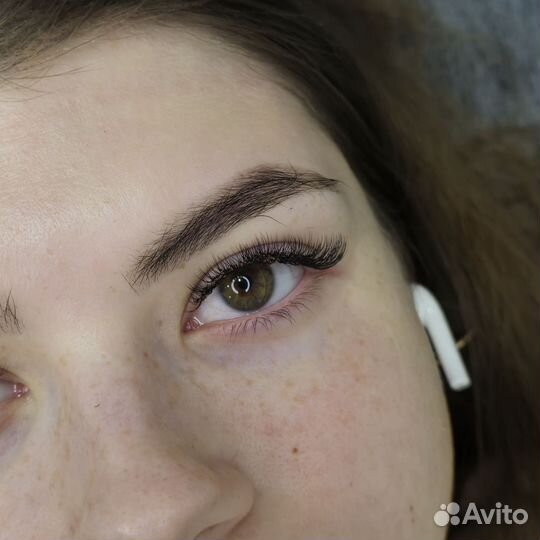 Наращивание ресниц около глобуса