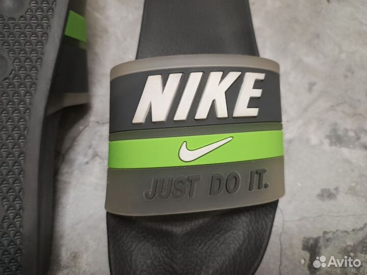 Сланцы Nike серые