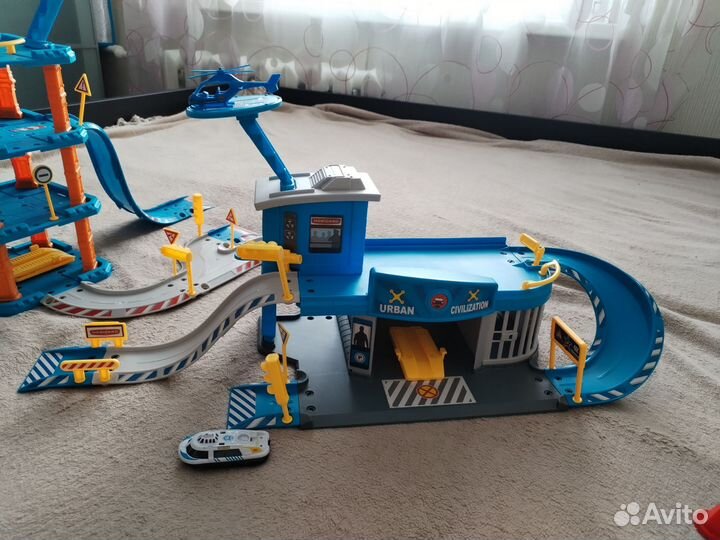 Парковка для машинок с полицейским участком