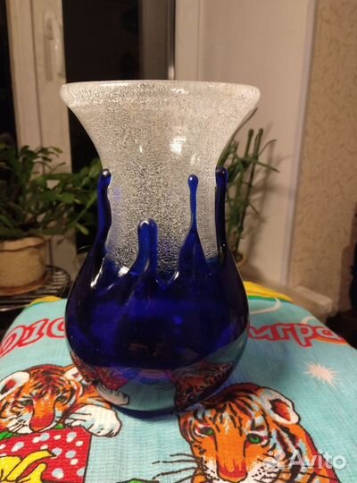 Красивая ваза и очень хрупкая статуэтка