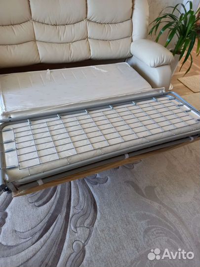 Кожаный диван