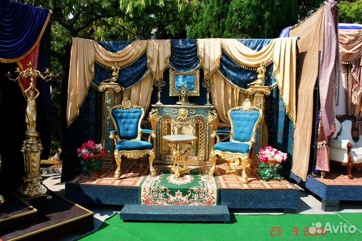 Декоративный камин, столик и два кресла