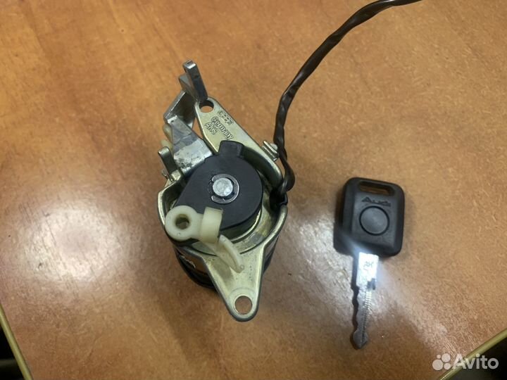 Замок багажника с ключом Ауди 80/100/А6 седан