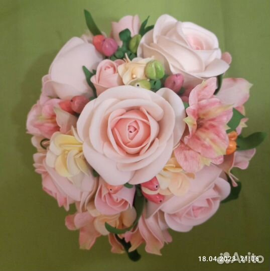 Букет на выпускной, небольшой подарок