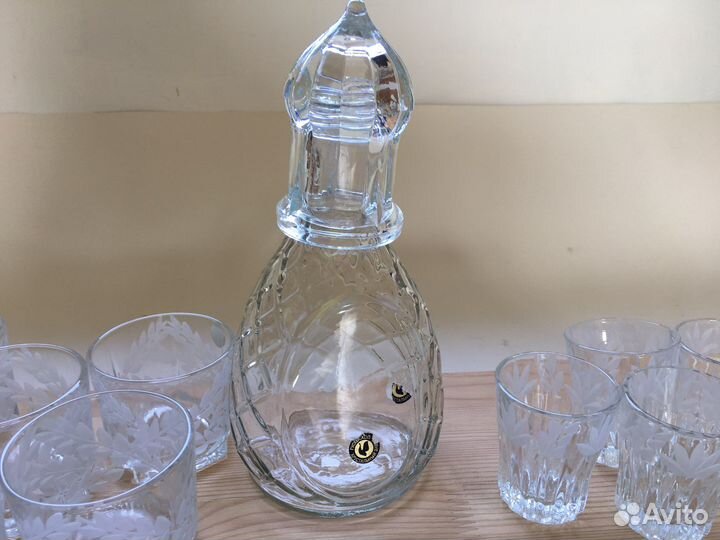 Графин с рюмками и стопками