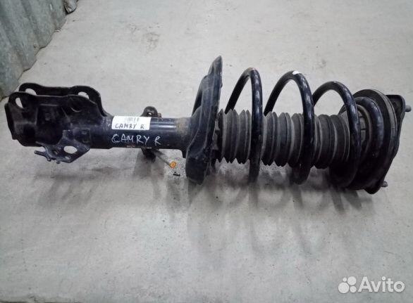 Амортизатор передний правый Toyota Camry 70