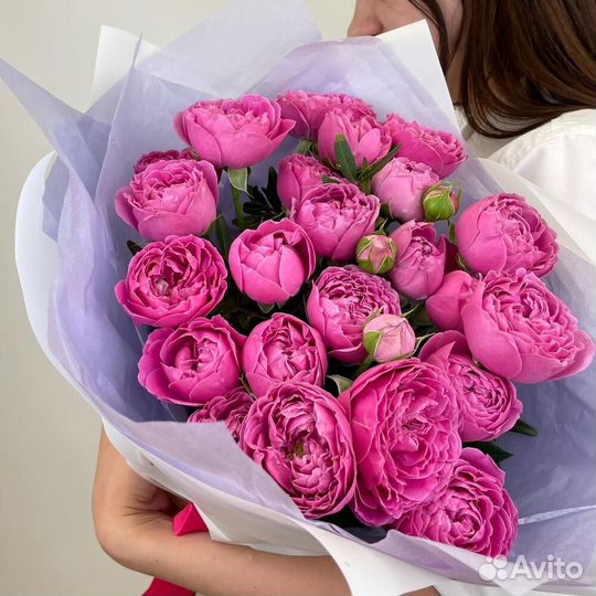 Букет из кустовых пионовидных роз 