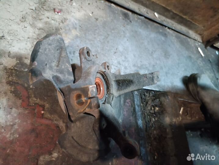 Правый поворотный кулак Volkswagen Passat B5+