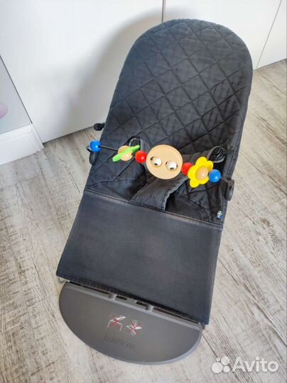 Шезлонг babybjorn с игрушкой