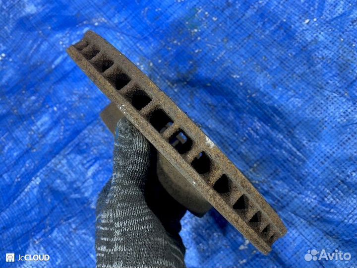 Тормозной диск на toyota noah AZR60 1azfse