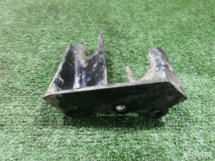 Кронштейн крепления троса кпп Nissan Micra K12E