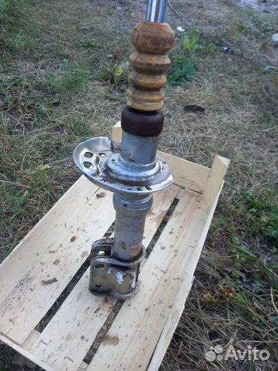 Стойка амортизатора передняя правая на Ладу Приору