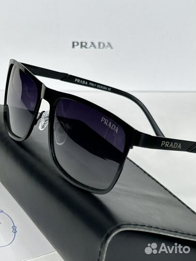 Солнцезащитные очки Prada