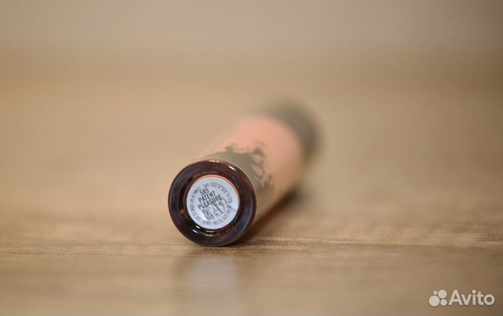 Блеск для губ MAC 585 Patent Pleasure